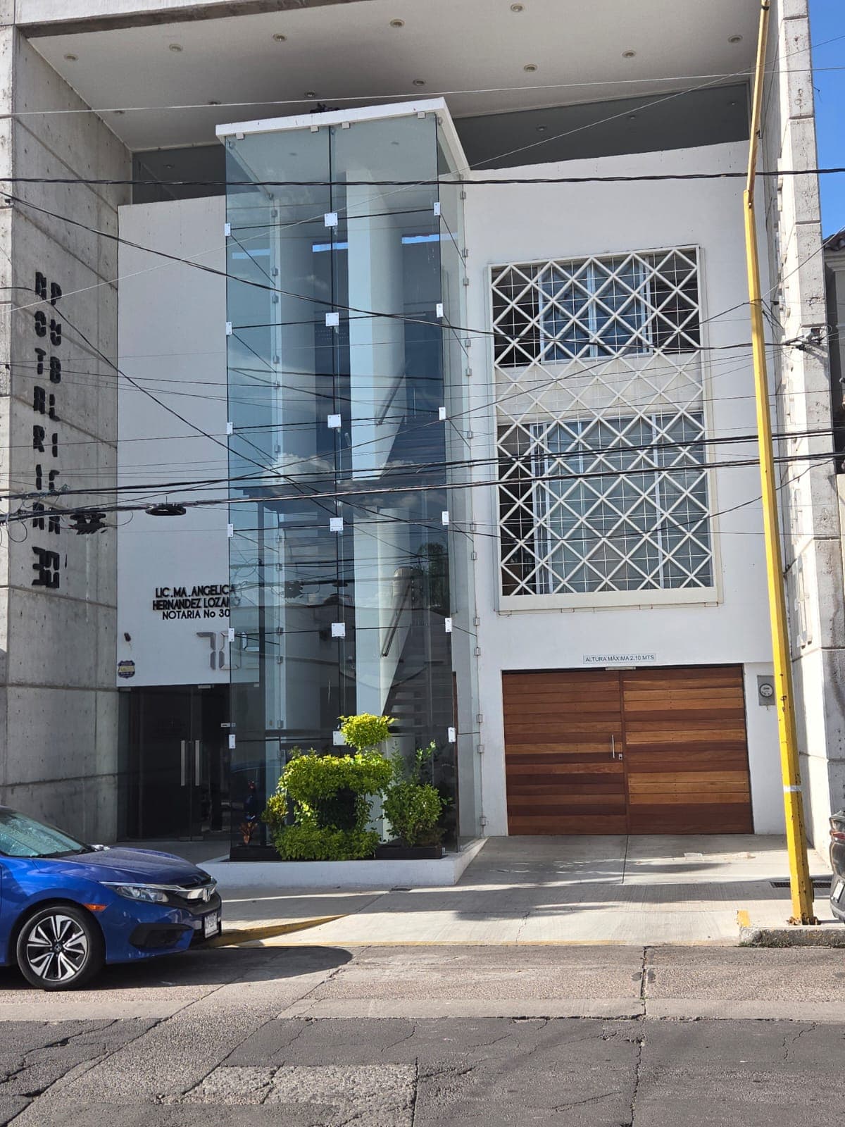 Fachada de concreto y cristal de la Notaría Pública No. 30