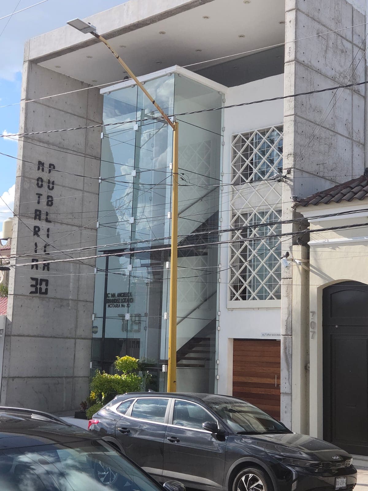Notaría Pública 30 grabada en el concreto del edificio
